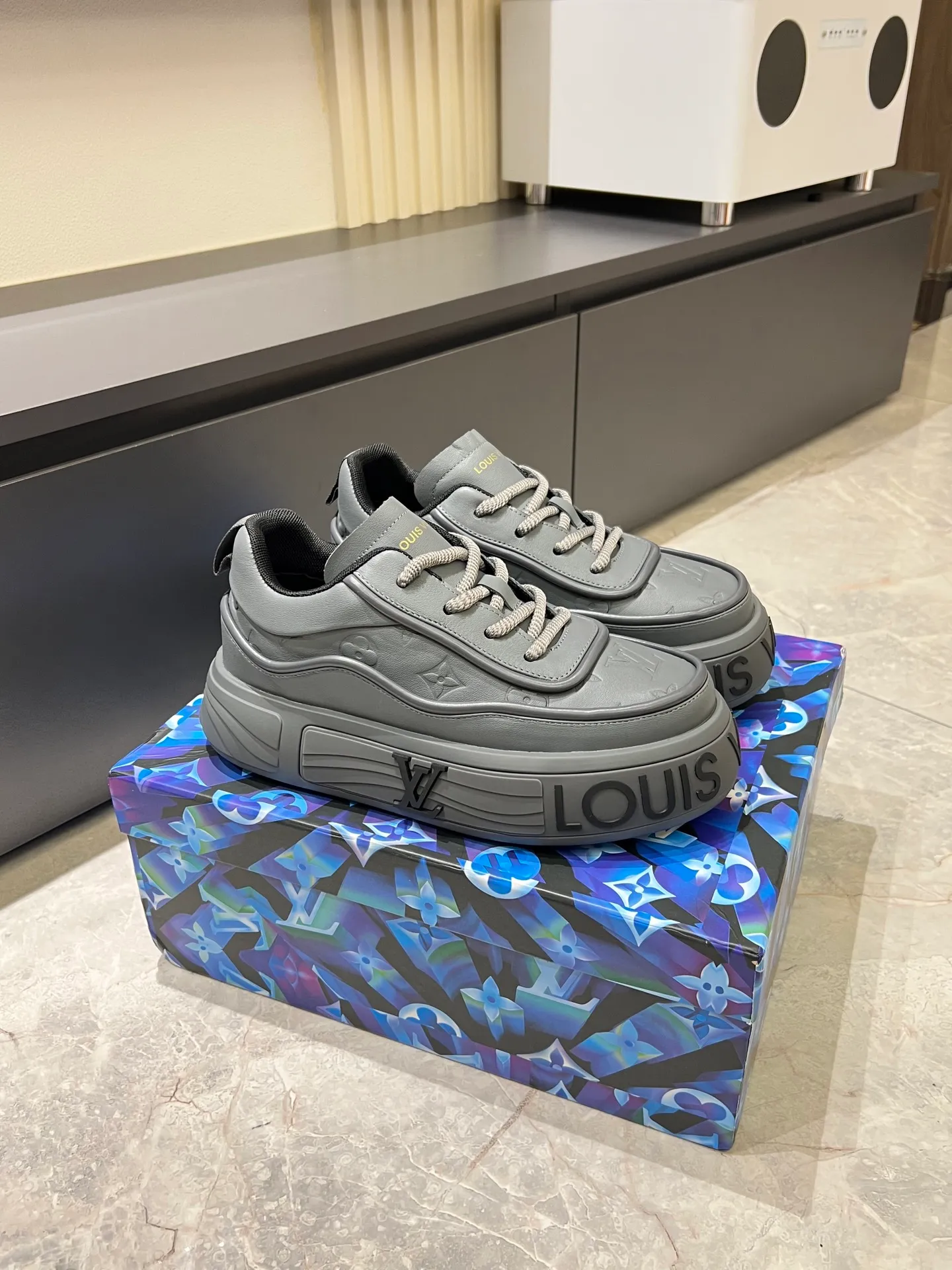 p560 "LOUI* VUITTO*" popular men's casual shoes, genuine development in Italy💯Purchase level quality✔️The upper is made of official website material first-layer cowhide, comfortable and soft sheepskin feet⚡️Fashionable and versatile. The toe last shape is firm and full, and the soles are made from LV original molds and can be freely entered and exited the counter. They are light and comfortable on the foot~purely handmade, details determine the quality! Size:39-44, (38.45 customized)